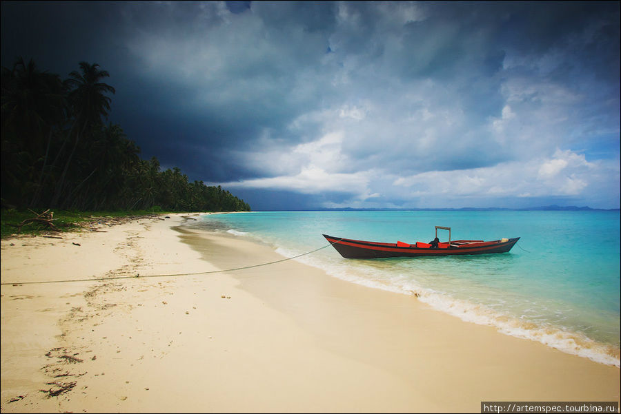 Пляж настолько безлюден и бесконечен, что можно ходить хоть голышом, главное не забывать про солнцезащитный крем! Суматра, Индонезия