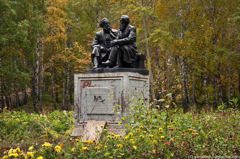 В парке были обнаружены беседующие Маркс и Энгельс. А вот Гагарин обнаружен не был Октябрьский, Россия