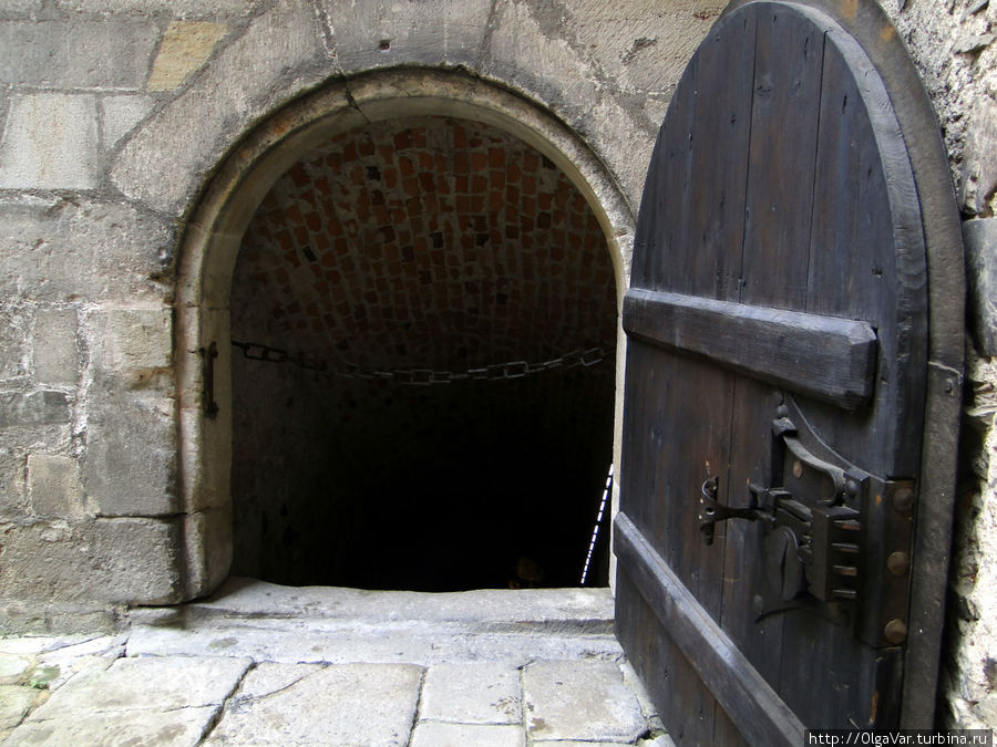 Вход в подземелье зиял черной дырой, откуда веяло сыростью Кршивоклат, Чехия