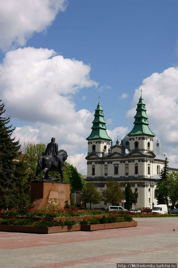 Памятник Данилу Галицкому и Доминиканский костел Тернополь, Украина