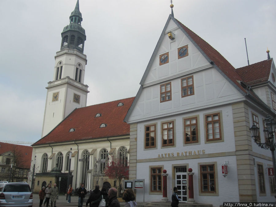 Городская церковь с белой башней, где дважды в день трубач трубит в фанфары — древняя традиция, превратившаяся в развлечение для туристов. Целле, Германия
