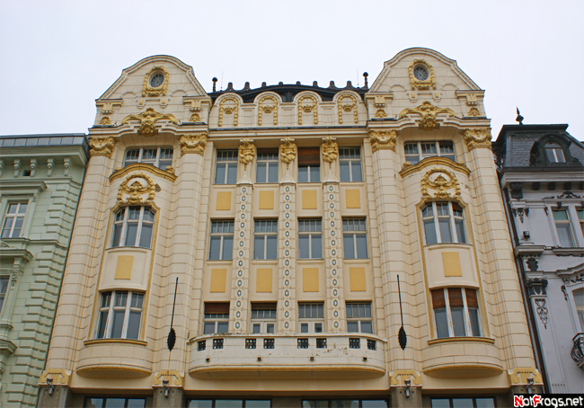Одно из зданий на Главной площади Братислава, Словакия