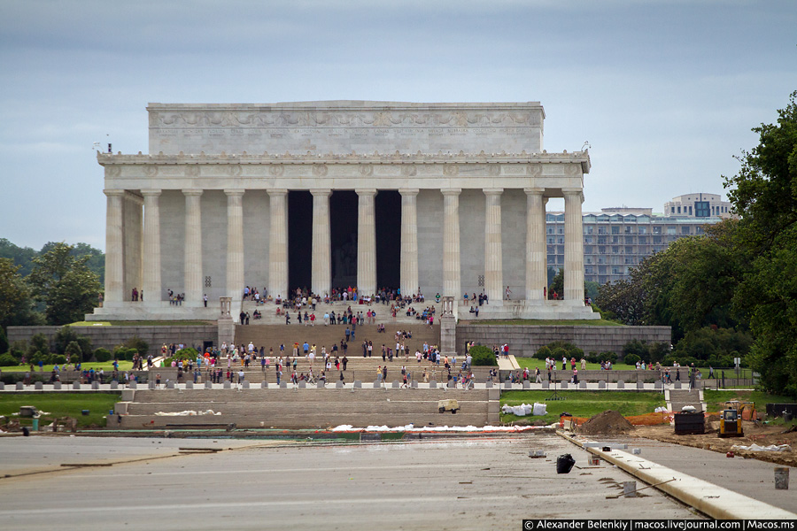 После мемориала ветеранам начинается длинный прямоугольный пруд, который в мой приезд был на реконструкции. В конце пруда здание в античном стиле, это ещё один мемориал, посвященный президенту США Аврааму Линкольну. Линкольн управлял Америкой в один из самых тяжелых периодов её истории, во время гражданской войны. Вашингтон, CША