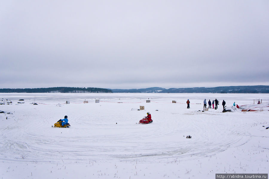 Около озера — площадка для катания на мотосанях Нурмес, Финляндия