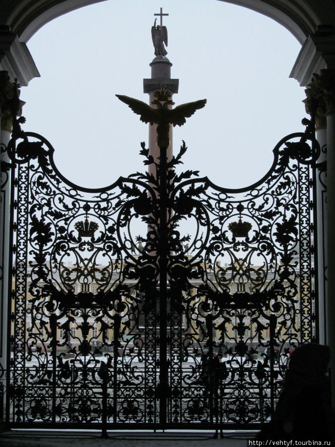 Получился интересный ракурс,за воротами Александрийский столп Санкт-Петербург, Россия