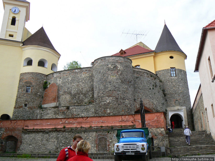 За Средним замком возвышаются стены Верхнего замка Мукачево, Украина
