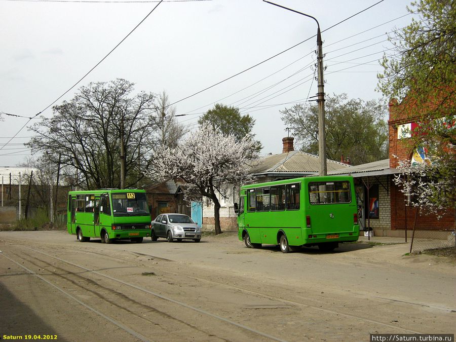 Местные маршрутки, нервно курят в сторонке:) Новосёловку они покидают с максимум 1-2 пассажира! Харьков, Украина