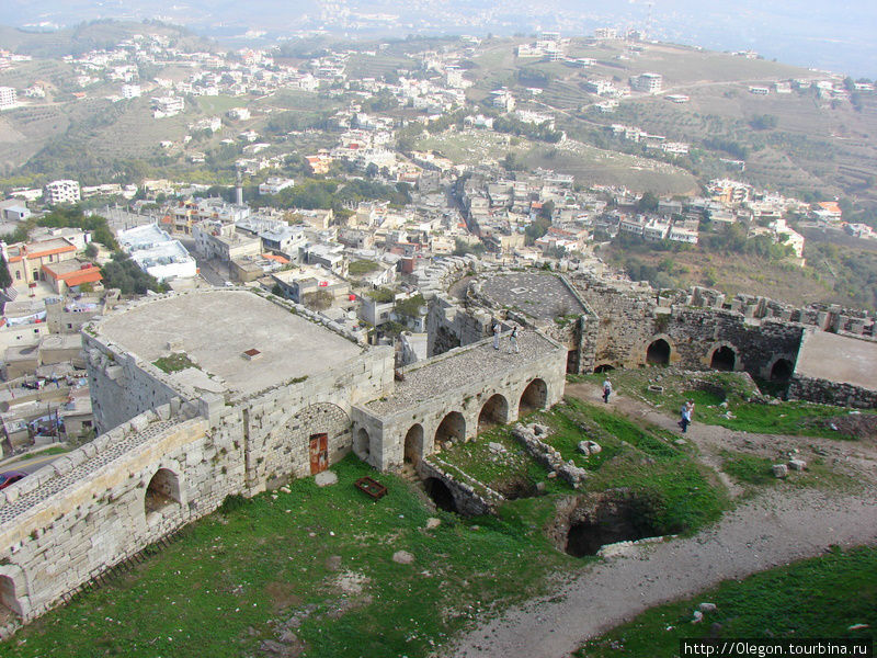 С замка открывается красивая панорама Хаваш, Сирия