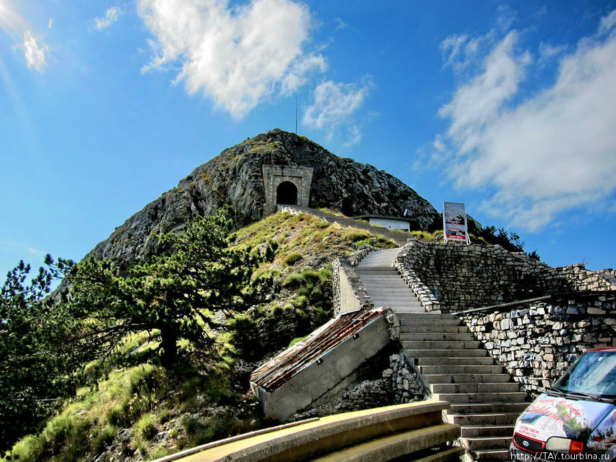 Вид на вход в тоннель с лестницей к мавзолею Область Цетине, Черногория