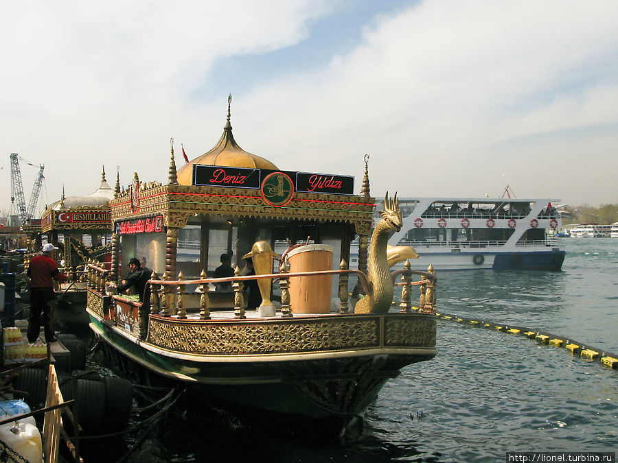 Тот самый кораблик, на коем готовят рыбный хлеб... Стамбул, Турция