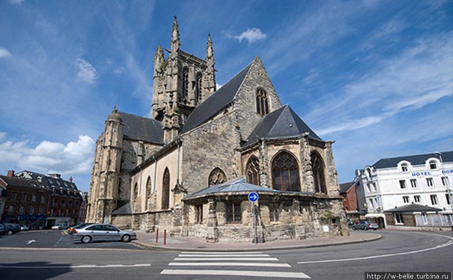 Церковь Saint Etienne с пирамидальной башней. Фекам, Франция