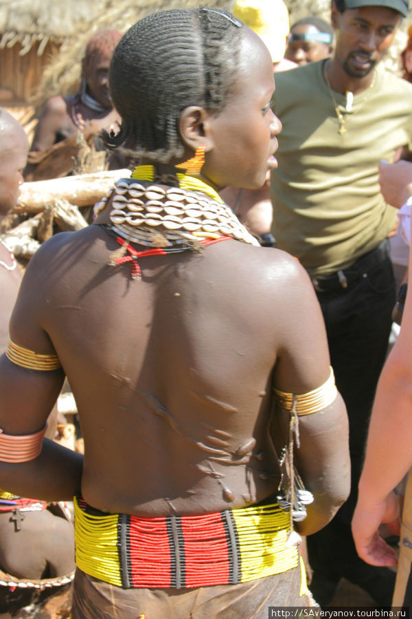Народность хамер. На спине девушки скарификация- шрамы, наносимые в качестве украшения и следы побоев Эфиопия