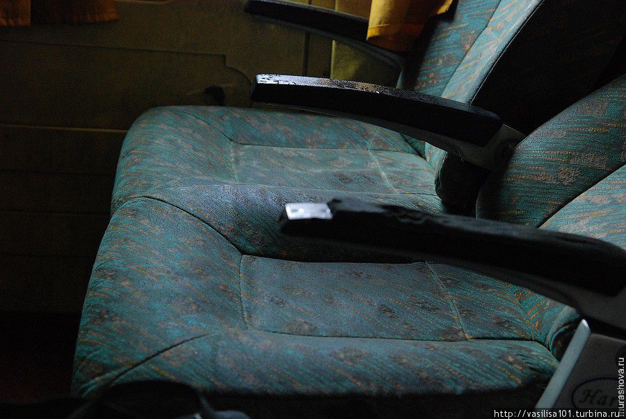 Мягкие кресла — достаточно редкая вещь в индийских автобусах Мамаллапурам, Индия