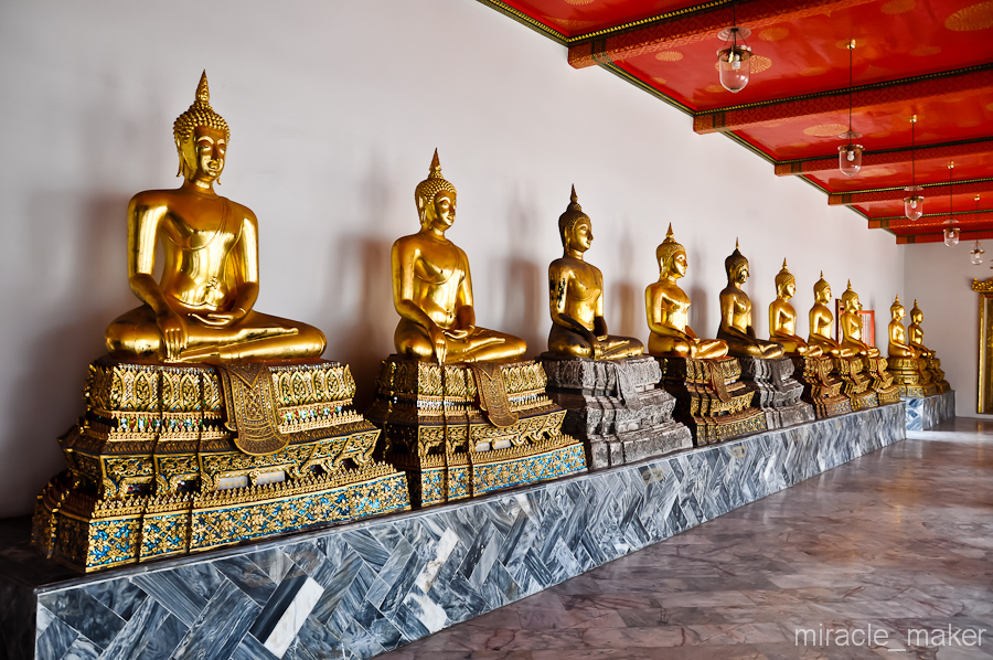 По всей территории Ват Пхо, вдоль стен стоит бесчисленное количество статуй Будды. Бангкок, Таиланд