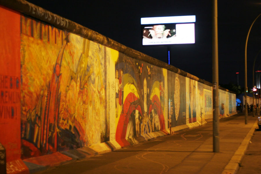 Как выяснилось, на остатках берлинской стены не оригинальные рисунки. Они были нарисованы по-новому хотя и теми же авторами.
Дело в том, что за двадцать лет краски на бетонных блоках поблекли, контуры многих изображений стерлись. Туристы писали на стенах свои имена и даты визита в Германию, откалывали куски бетона «на память». Из-за этого во многих местах стены обнажилась и успела проржаветь арматура, а иные рисунки, как, например, знаменитый «Братский поцелуй» Брежнева и Хонеккера — картину российского художника Дмитрия Врубеля — под слоем посторонних надписей узнать можно было с большим трудом. Берлин, Германия