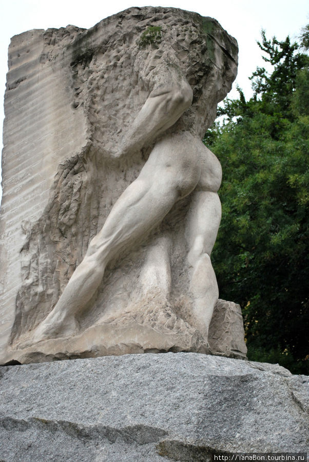 Фрагмент памятника жертвам холокоста около Венской оперы Вена, Австрия