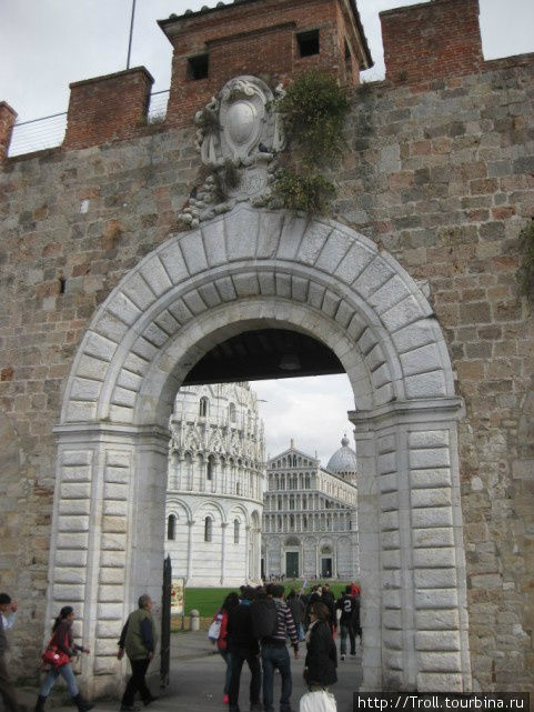 Некогда почти-парадные ворота, а теперь просто вход для туристов — точнее, тех, кого не водят в сам город Пиза, Италия