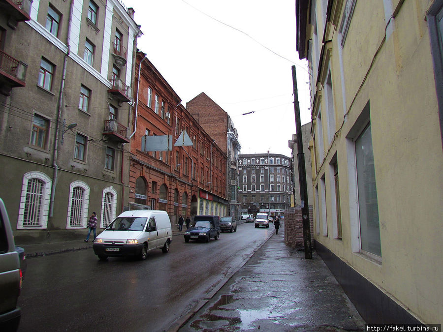 Начало Плетнёвского переулка, в районе площади Розы Люксембург Харьков, Украина