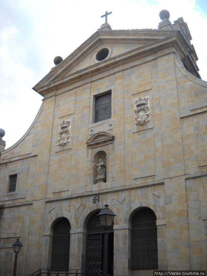 Фасад монастырской церкви Памплона, Испания