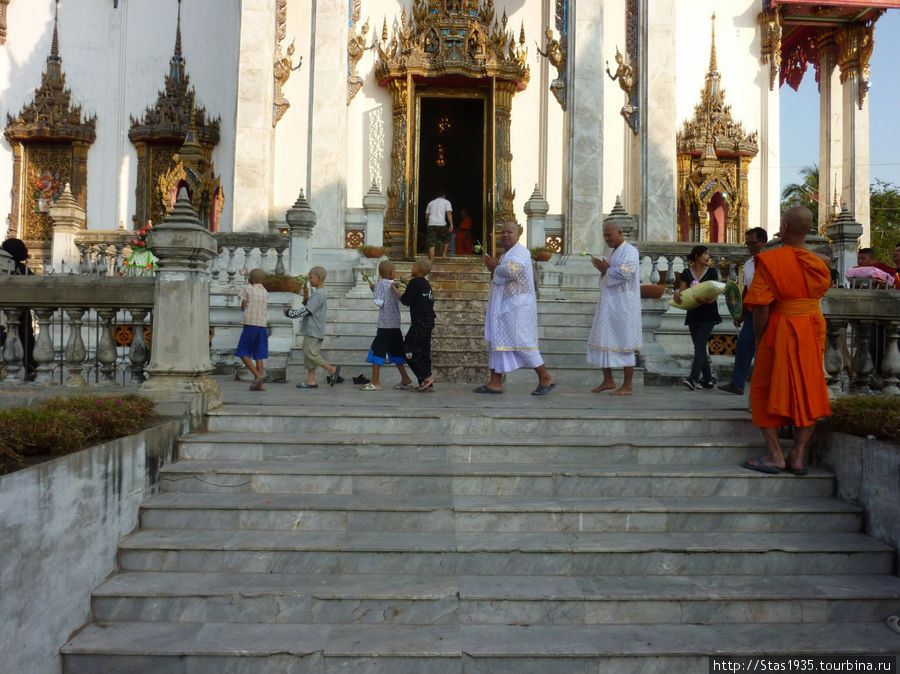Вихарн со скульптурой Будды. Обряд посвящения в монахи. Паттайя, Таиланд