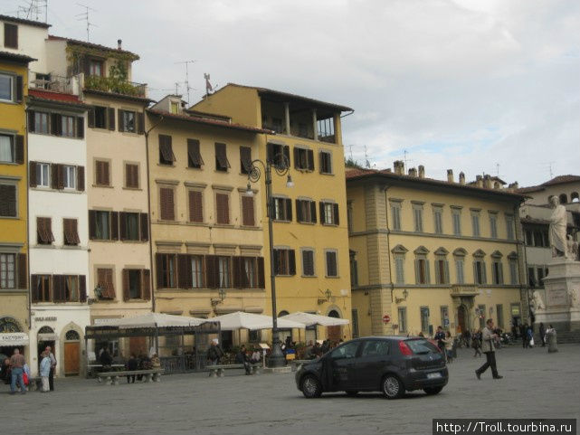 Строй домов как и положено на итальянской площади Флоренция, Италия
