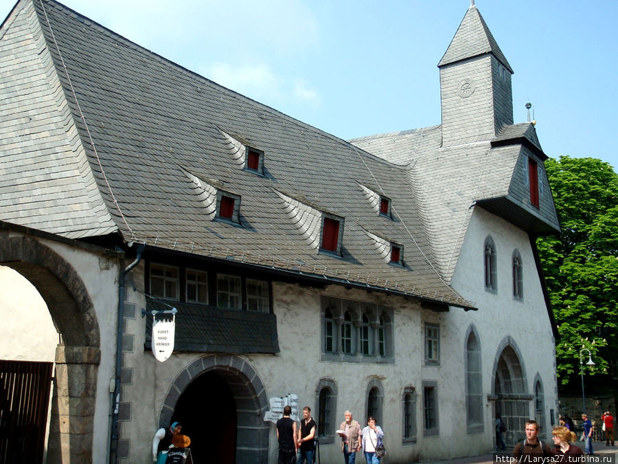 Большой Святой Крест — приют для вдов и сирот, построен в 1254 г. (!) Сейчас здесь —  художественные мастерские. Гослар, Германия