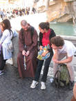 Рядом с туристами сидит монах в рясе