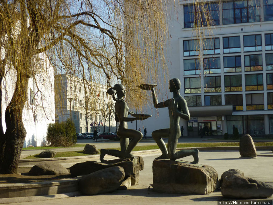 Памятник на периферии площади Минск, Беларусь