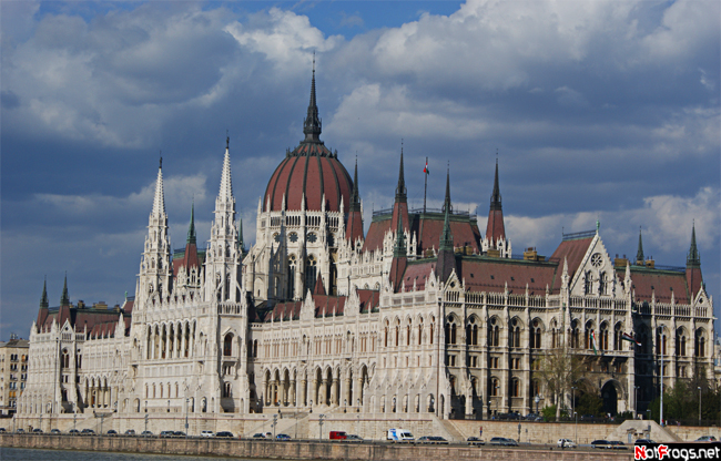 Подплываем к Парламенту Будапешт, Венгрия