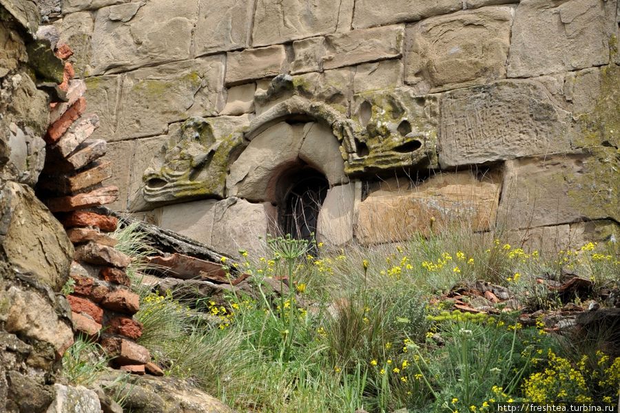 Массивные стены, сложенные из каменных блоков,  украшает резьба по камню вокруг высоких узких окон,  так что и спустя 12 веков обитель выглядит торжественно. Мцхета, Грузия