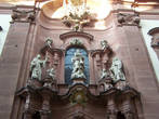 Мадонна на фасаде Августинеркирхе. Сама фигура Богоматери — копия. Оригинал был поврежден и теперь хранится в другом месте.