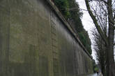 Стена, окружающая кладбище