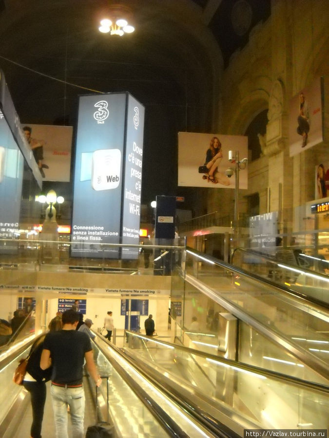 Эскалаторы, ведущие в метро Милан, Италия