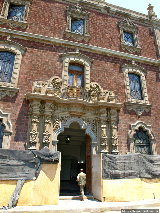 Различные подъезды музея Мехико, Мексика