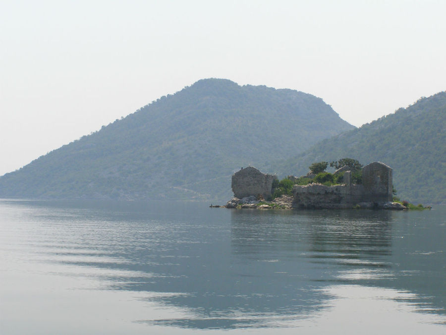 Один из многочисленных мелких островов на Скадарском озере