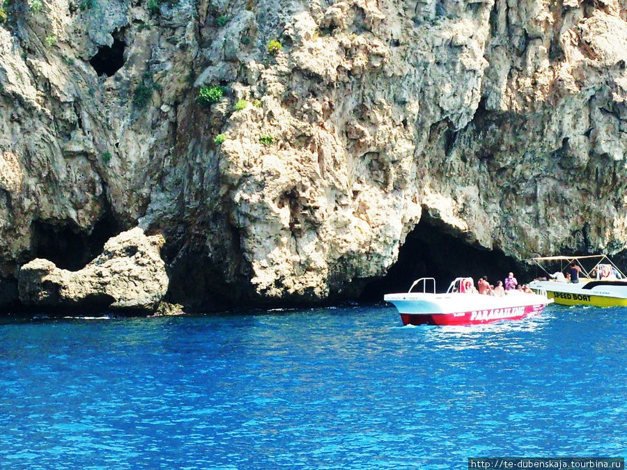 Многие пещеры имеют довольно внушительные размеры. Моторные лодки свободно заплывают внутрь их. Кемер, Турция