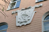 Барельеф на здании центрального телеграфа. Надписи на русском и финском языках.