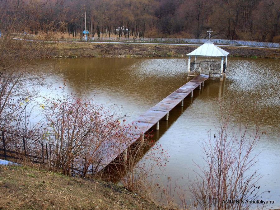 Озеро у монастыря и с купелью.