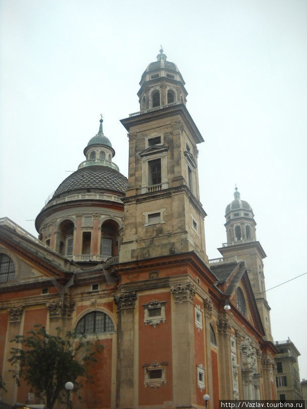 Фасад и  купол Генуя, Италия