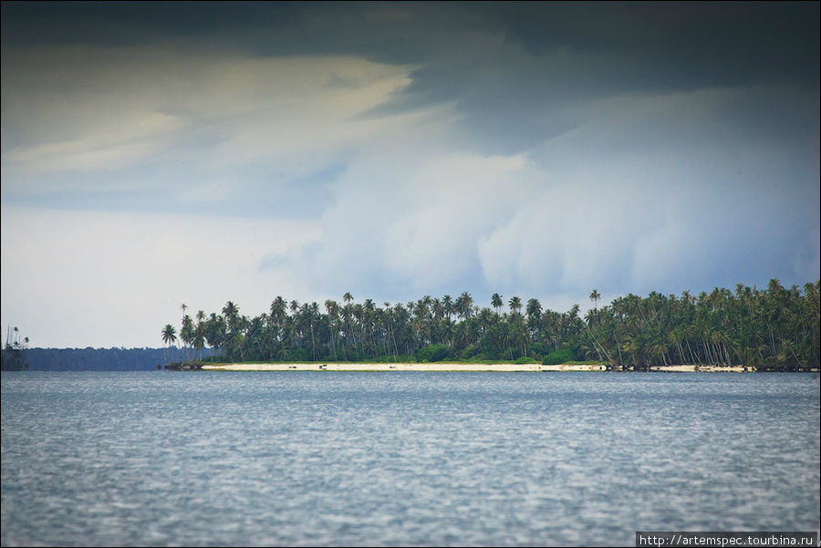 Еще один остров — и та же картина. Пальмы, пляж. Пустынно. Суматра, Индонезия