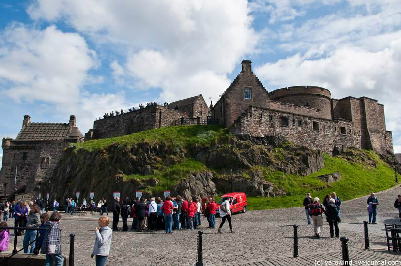 Вид на верхнюю часть замка. И всюду туристы, туристы… Эдинбург, Великобритания