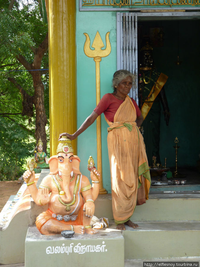Храмовая жрица покровительственно опирается на Ганеша. Штат Тамилнад, Индия