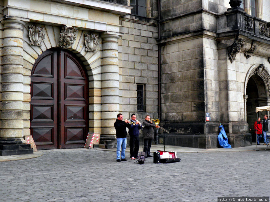 Уличные музыканты около георгиевских ворот дворца-резиденции. Дрезден, Германия
