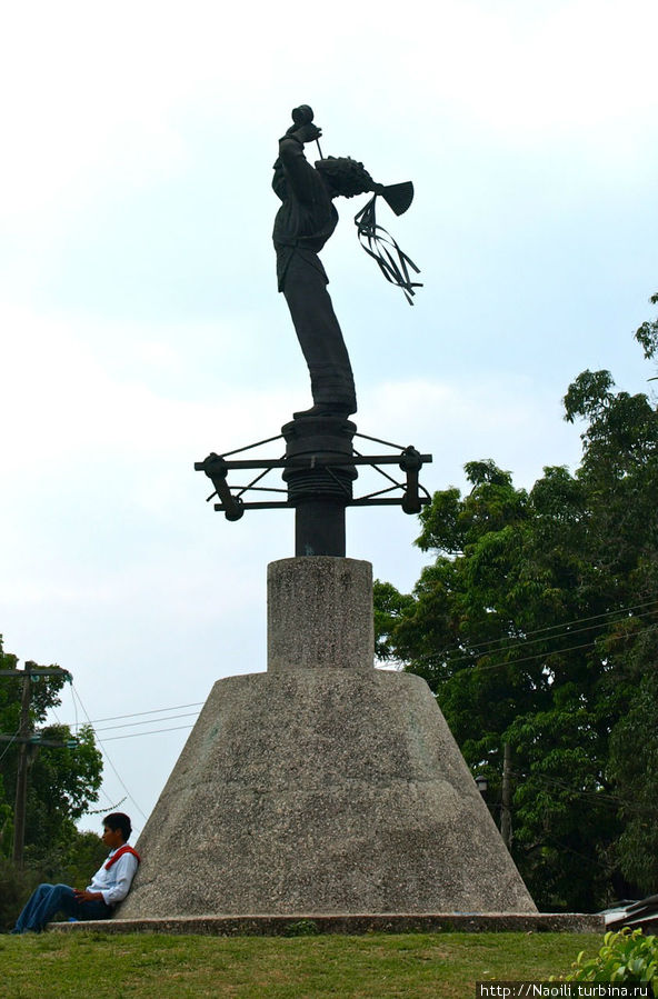 Памятник танцорам Папантлы в Эль Тахин Папантла-да-Оларте, Мексика