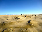 Сами дюны непонятно откуда там взялись — похоже, что просто большой самосвал вывалил кучу песка