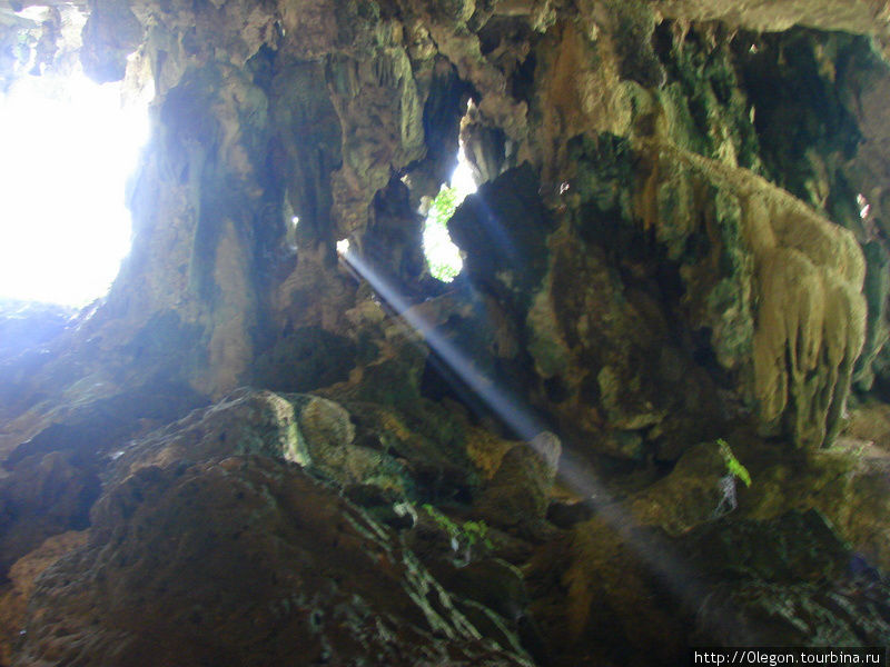 Лучи света проникающие в некоторые части пещер Мири, Малайзия