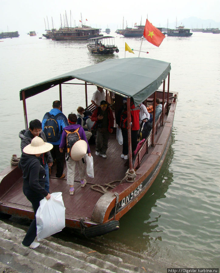 На корабль доставляет небольшая лодка Халонг бухта, Вьетнам