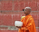 монах просит пожертвования