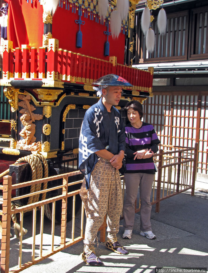 участники фестиваля охотно фотографируются с посетителями Такаяма, Япония