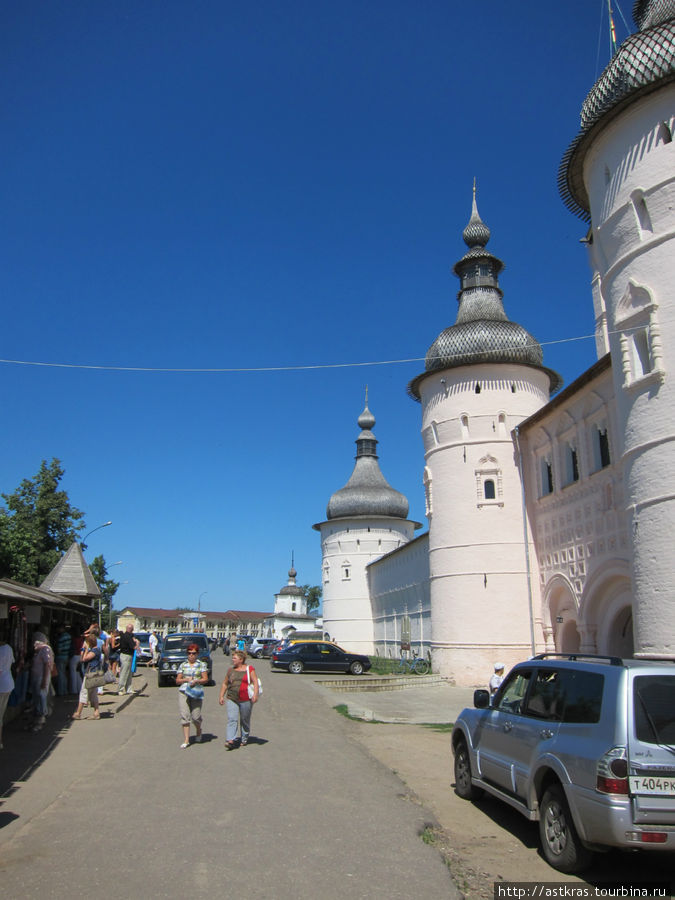 западные стены и башни кремля Ростов, Россия